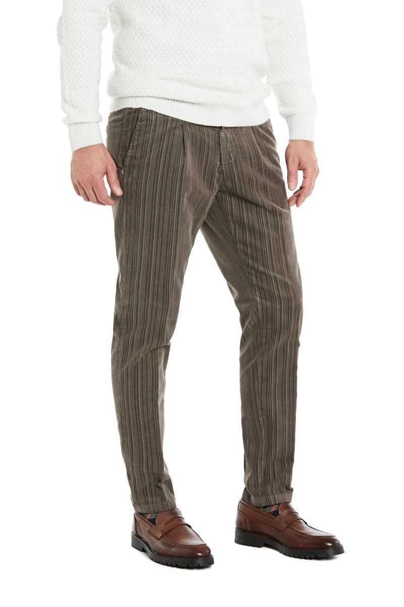 Pantalone in velluto con pinces a coste